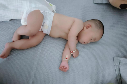 如皋宝宝多久会抬头
